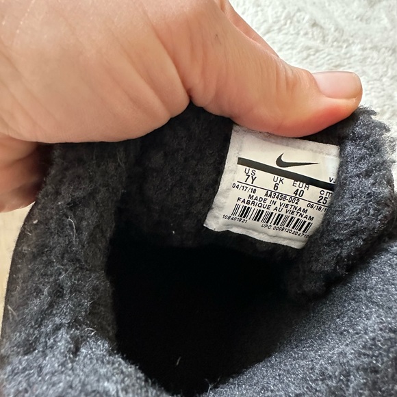 Brand new no tags Nike winter boys 7Y - Picture 3 of 8